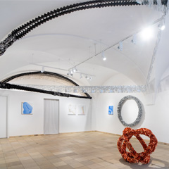 "Tandem Distiller", Galerie Sophia Vonier Salzburg, 2021, with Bertram Hasenauer, left: Untitled, 150x150x20cm, aluminium, PVC-foil, 2008, front: Untitled, diameter:100cm, PVC-foil, iron, 2007, right: Untitled: 120x20x20cm, ink on newspaper, wood, perspex, steel cable, 2021, photo: Hendrik Stoltenberg